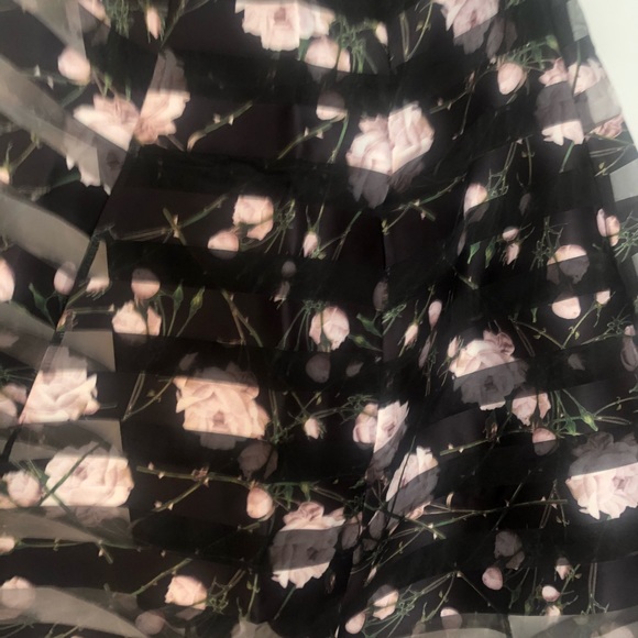 Flirty spring skirt Euro size 12 - Picture 2 of 5